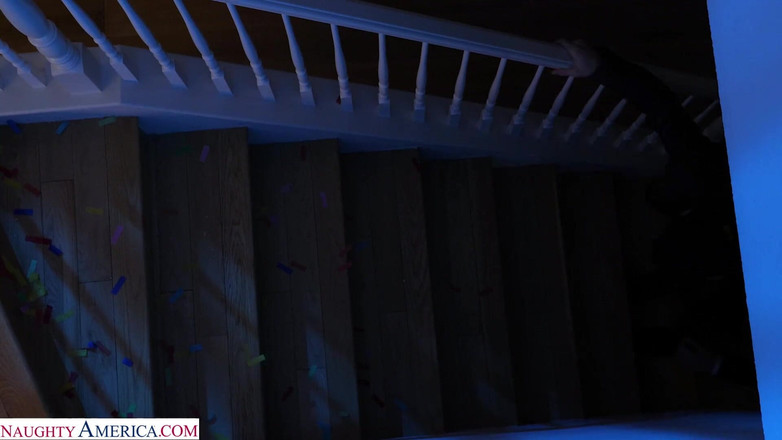 Naughty America: Неслухняна Америка Маккензі Лі і Рейчел Каваллі показують неслухняній Америці щасливий новий рік