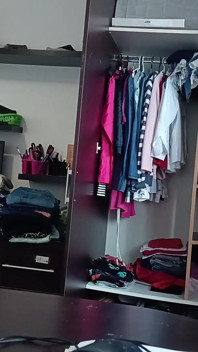 Amateur-frau Hat Spaß, Kleidung Anprobieren Und Zu Schneiden.