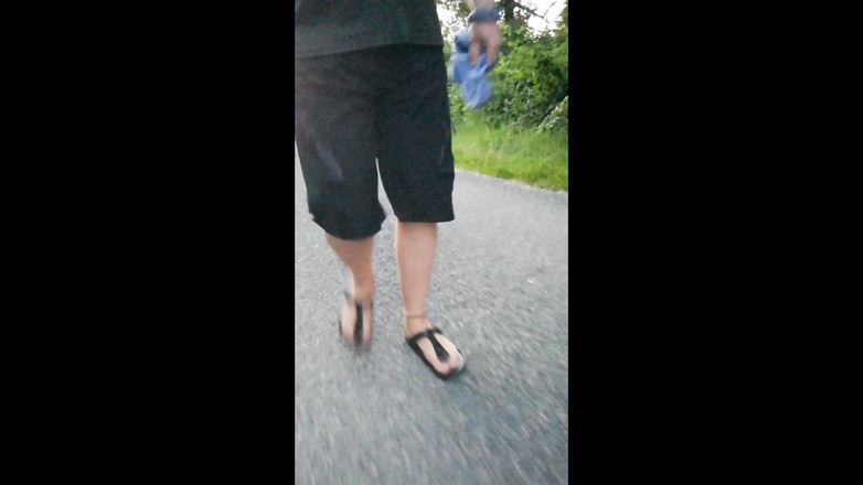 Carmen_Nylonjunge: Draußen mit Nylonfüßen in Birkenstocks am Morgen