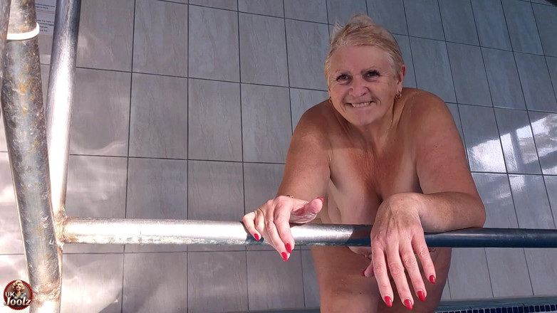 Uk Joolz: पूल के कदम पर, नग्न