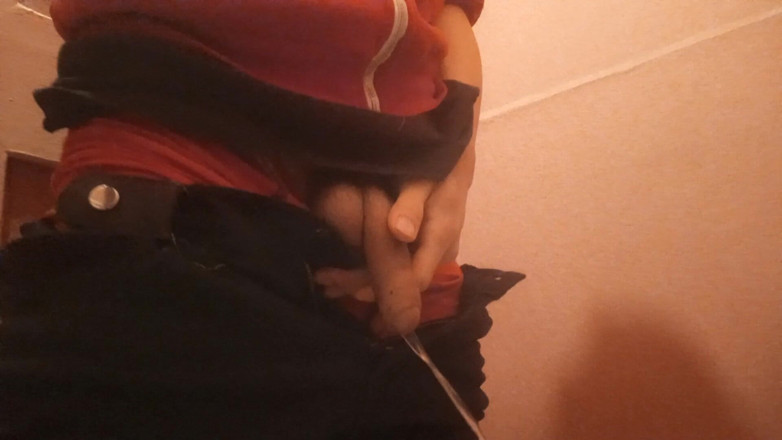 Jon Arteen: Seksowny gay twink głośno wkurza siusiu ubierając różne stroje i...