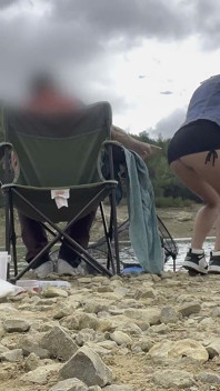 Ich Lenke Einen Angler Am Ufer Eines Sees Um