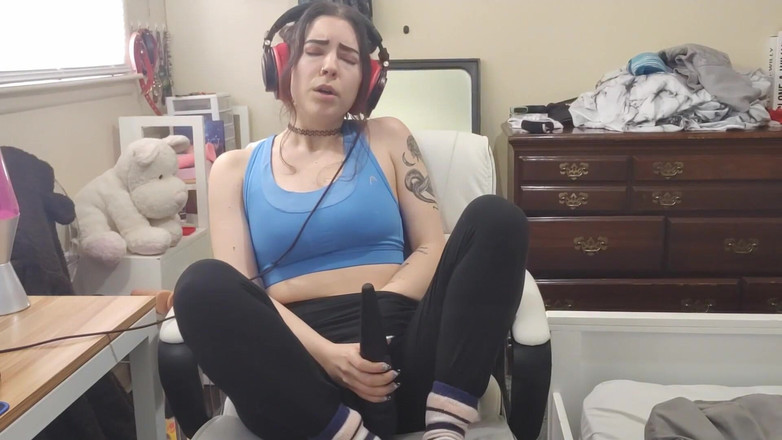 lilredvelvettt: Pancut ke muzik memakai fon kepala