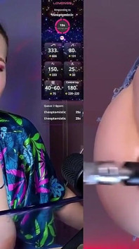 Двухстороння киска перед камерой в видео от первого лица