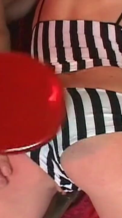 Dirty old moviez: Une MILF blonde attachée prend des poussées profondes et reçoit...