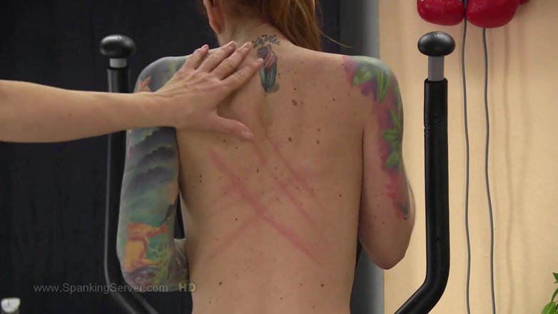 Spanking Server: Foxy tatuada látigo de espalda desnuda