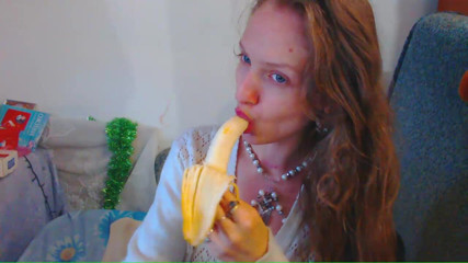 AnnaNotIdealAngel: Muie cu banană și păr roșu natural foarte lung și mistic albastru...
