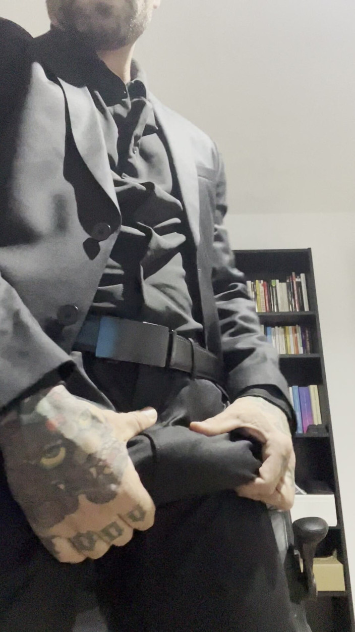 Juan Lucho Gay: Yakışıklı Adam Takım Elbiseyle Mastürbasyon Yapıyor