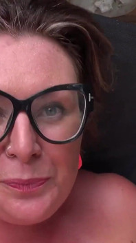 TetaJudysXXX - prsatá amatérská puma Jojo svádí mechanika