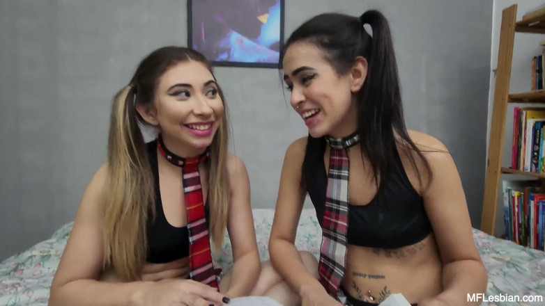 MF Lesbian: Kız öğrenciler ateşli öpüşüyor