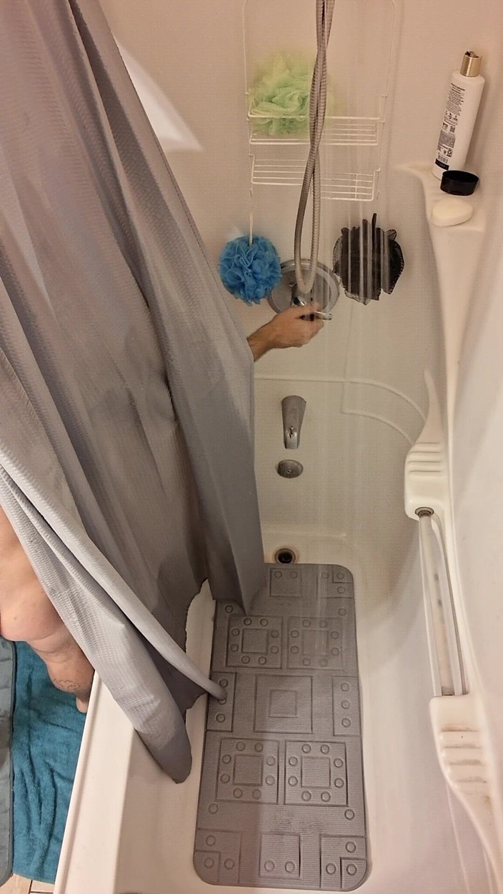 DubeSnackes: Dubesnackes, 시간을 보여주고 비누를 바르고 그의 섹시한 몸을 문지르기.