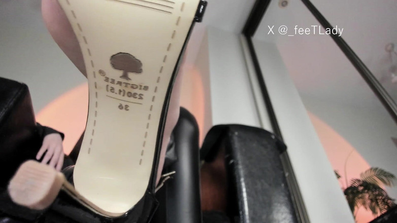 Feet lady: Dưới gót chân