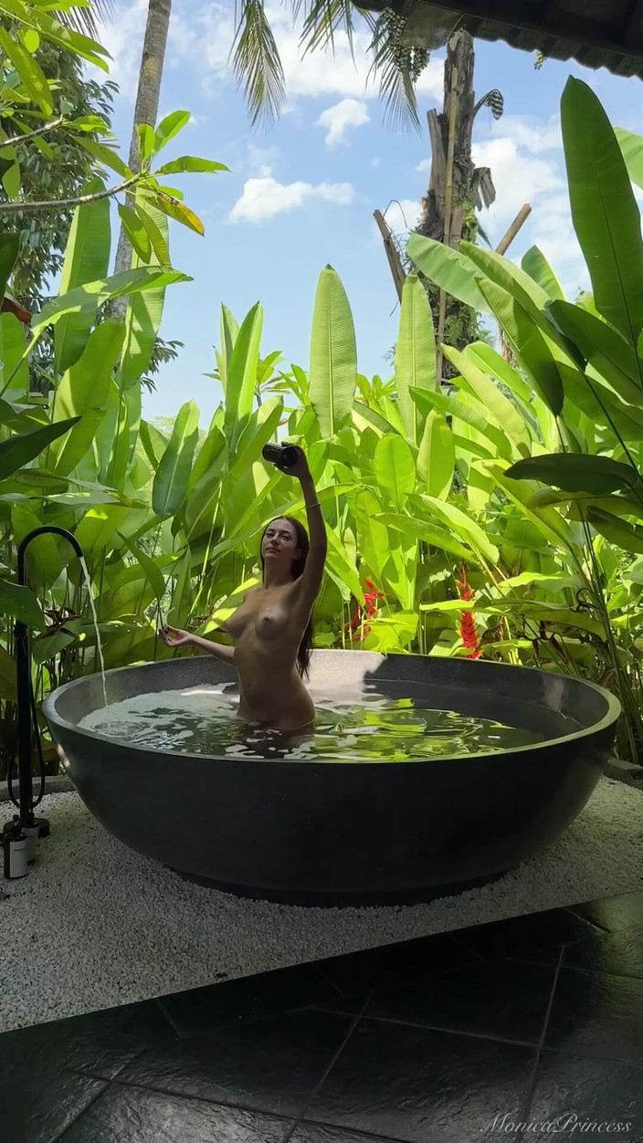 Princess Monica: Get Wild comigo em um banho de selva fumegante nu