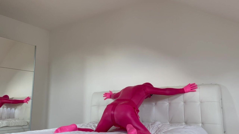 PervyLara: Rosa gummipuppe im schlafzimmer