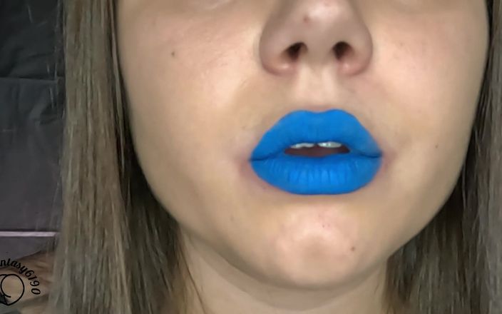 Your fantasy studio: Vaping Nahaufnahme mit blauem lippenstift