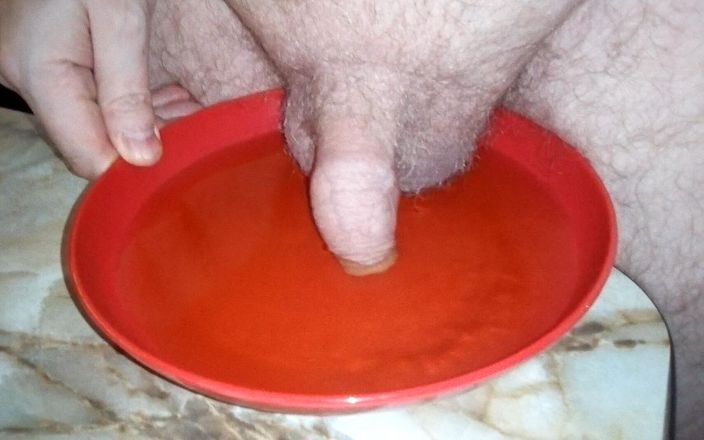 Sex hub male: John sta pisciando su un piatto con il cazzo nella...
