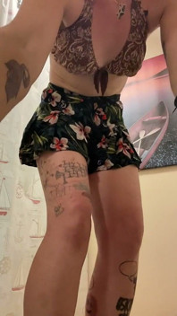 Pernas longas, shorts curtos, peitos perfeitos.