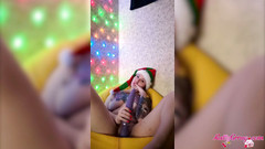 Katty Grray: Sexy nena sensual masturbarse con vibrador de coño en navidad