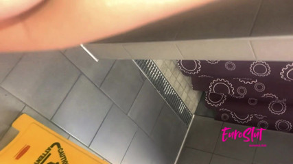 Euroslut: Trashy all'aperto pisciare e masturbarsi nello spogliatoio della palestra (ES136A)