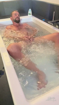Italiano Dotado Se Masturba Solo En La Bañera De Su Atico