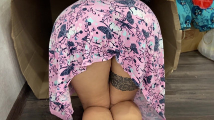 AnGelya G: La babysitter è rimasta bloccata durante la pulizia, ora puoi scoparla!...