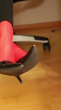 Röda strumpor &stilettfotspel under leggings