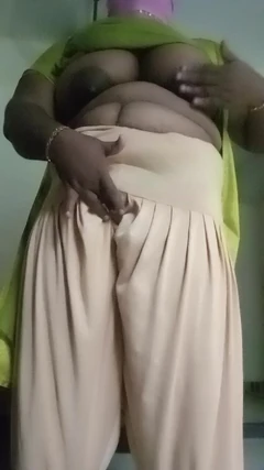 बेडरूम में भारतीय आंटी की पोशाक