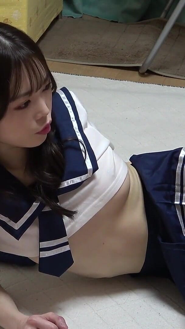 Gals apartment: 室内摄像头拍摄一位穿着苗条制服女孩的房间：可爱的日本女性裸胸胸罩，修长的腿和大腿穿迷你裙，以及紧贴房间的丁字裤。