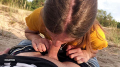 Dvabitch: 屋外ビーチで吸い込まれたディック