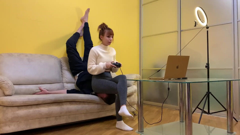 Petite Princesses Femdom: La gamer Kira en leggings usa su esclavo de silla...
