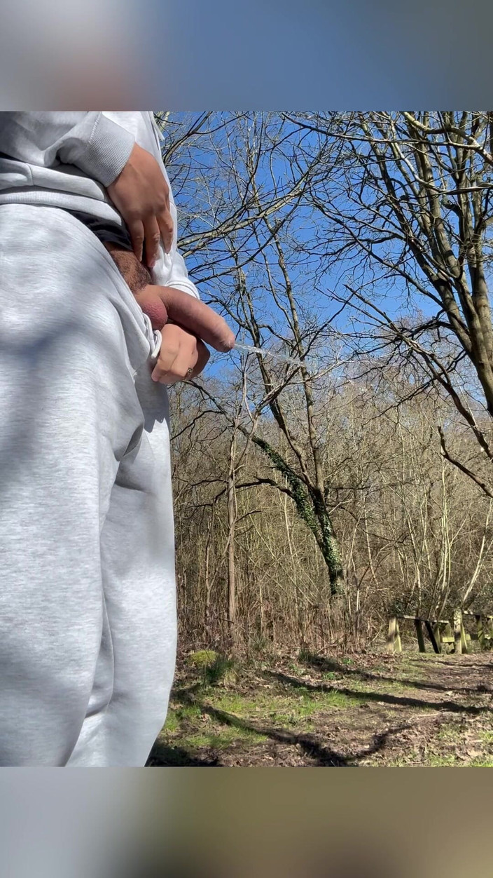 Hot dick in your ass: Un jeune garçon cherche une bite dans les bois