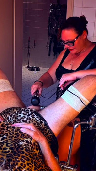 Dominatrix Mistress April - Si jalang banci miang