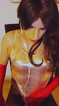 Sexy crossdresser sledující porno a užívám si svou ženskost