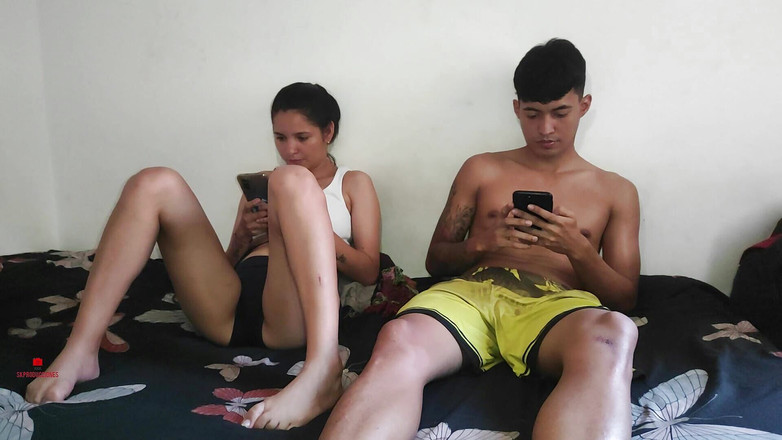 Rouss: 나는 이복 누이에게 우리가 락 페이퍼나 리제라를 플레이하고 잃어버린 사람은 맛있는 옷으로 끝나는 옷을 벗는다는 것을 말한다.