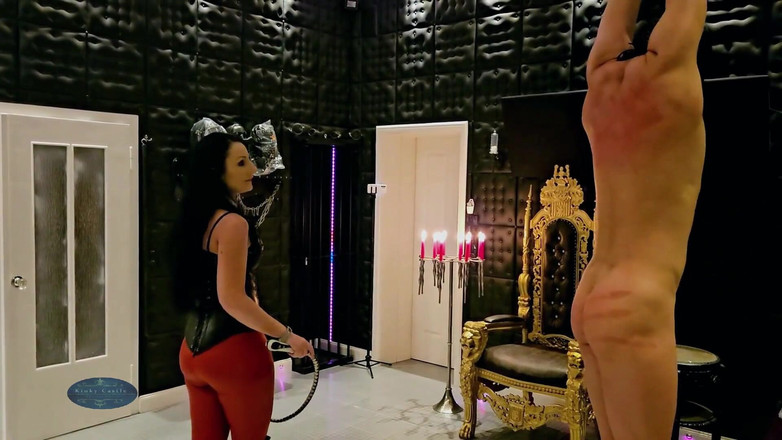 Kinky Castle: Господиня Луціана підвішена, екстремальне лупцювання хвостом, частина 1