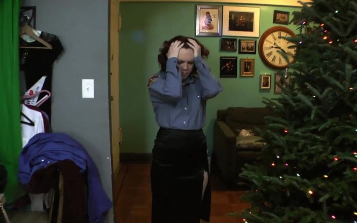 Evangelines Fetish: Police Woman in Pantyhose Masturbates