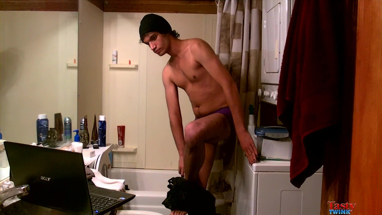 Tasty Twink: Keseronokan mandi Tristan Hollister