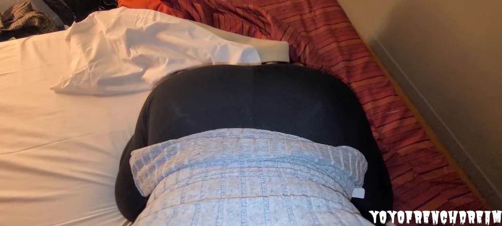 YoyoFrenchDreamPOV: Er bietet mir an, meinen Telearbeitstag in seinem hotelzimmer zu...