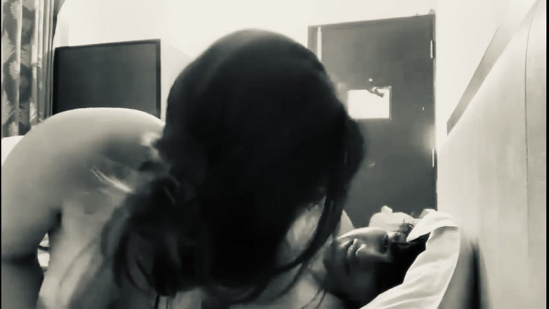 Sanayababhi: Mam Ye Kya Kr Rhi Ho 인도 델리 대학 영어 선생님이 호텔 방에 와서 학생에게 따먹히다