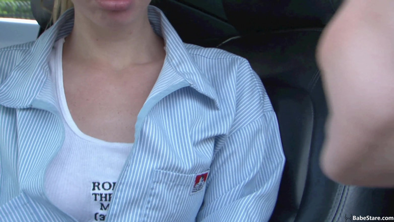 Lesbian Babe Stare: 2人のブロンドは待ちきれず、車の中でそれに乗ることができました