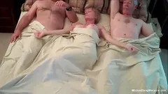 贪得无厌的金发熟女在热三人行