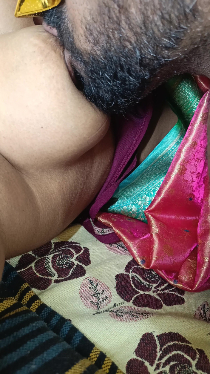 Laxi ammu: गृहिणी बिस्तर में हॉट चुदाई का मजा ले रही है