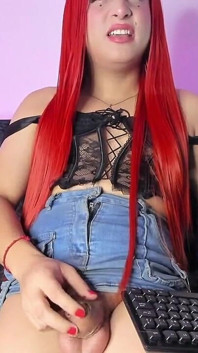 Aline Tırnaklarını Kırmızıya Boyar