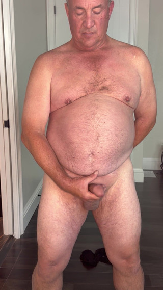 GottaLuvBB: Padrastro llega a casa en traje