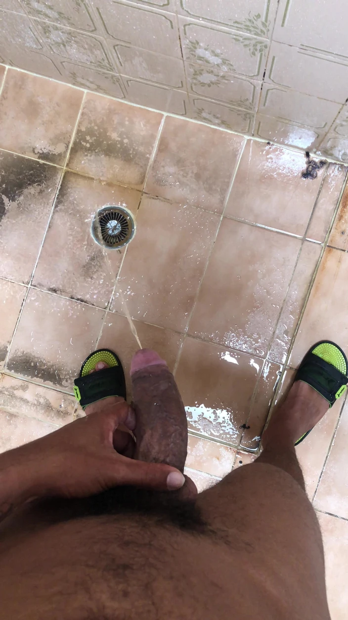 Lordon Olivier: Pissing Lordon Oliveira