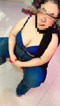 Müslüman Arap sevimli iri güzel ateşli üniversiteli kız üniversite elbisesini çıkarıyor ve büyük memeli üstsüz bubblegum fetişi