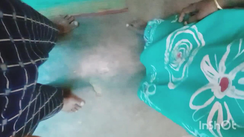 AmpleOunce283: 今天，在工地，一个孟加拉男孩把一个奥里萨邦承包商的继女带到了分娩室，狠狠地操了她