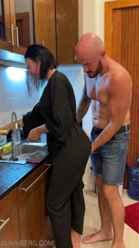 แม่บ้านของกูในห้องครัวทําให้ควยแข็งของกูไป