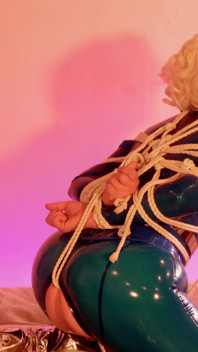 Látex - escravidão submissa milf vestindo gag kinky escape