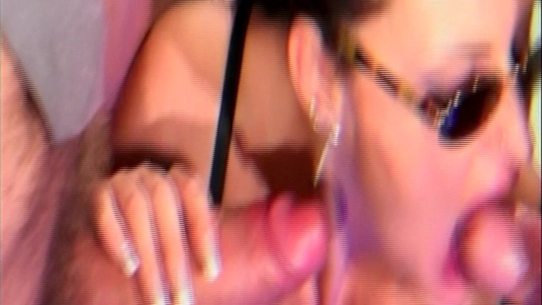 Erotic Club: 벌리고 후장 뺨을 벌리는 갈색 머리 밀프